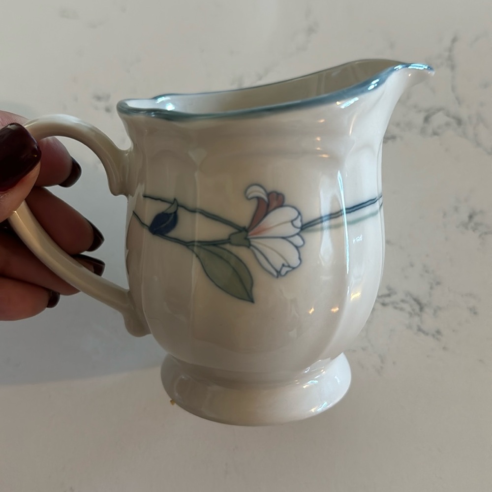 Epoch apple blossom creamer. Excellent used condition.